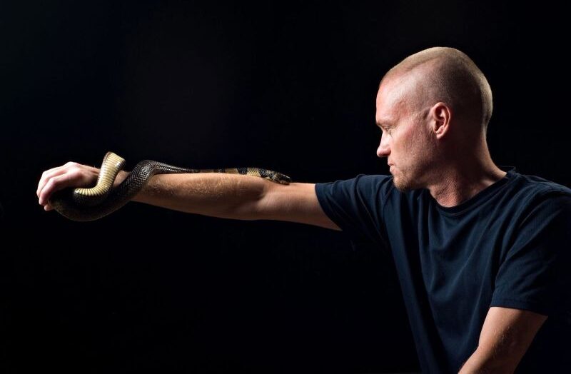 вводил себе змеиный яд