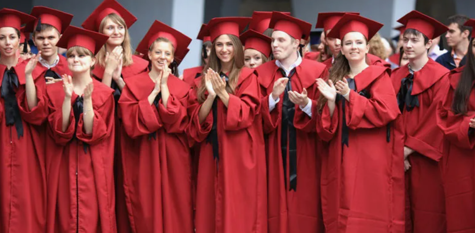 Мантии на выпускной, которые запомнятся на фотографиях Мантии на выпускной, которые запомнятся на фотографиях